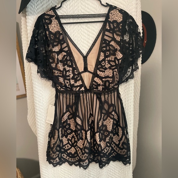 TOBI: NWT Black and Cream Flutter Sleeve Plunging Neckline Lace Mini Dress Small - Picture 6 of 7